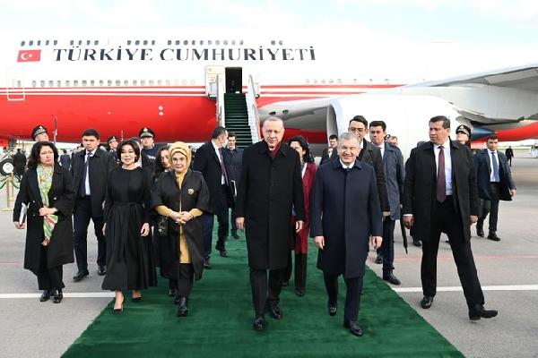 UZ: Лидеры Турции и Узбекистана обсудили ситуацию в Газ�